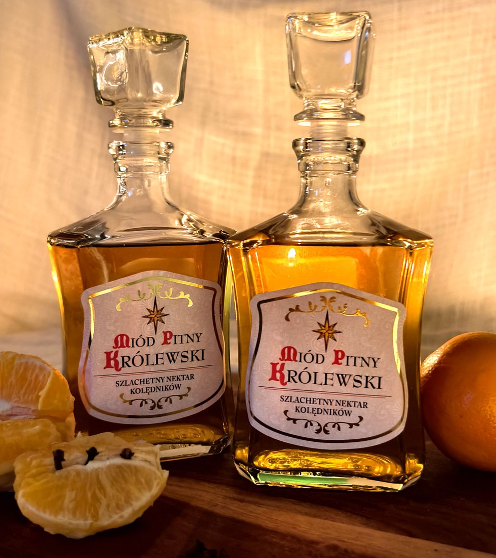 Etykiety drukowane na folii samoprzylepnej uszlachetnione folią soft oraz złoceniem.