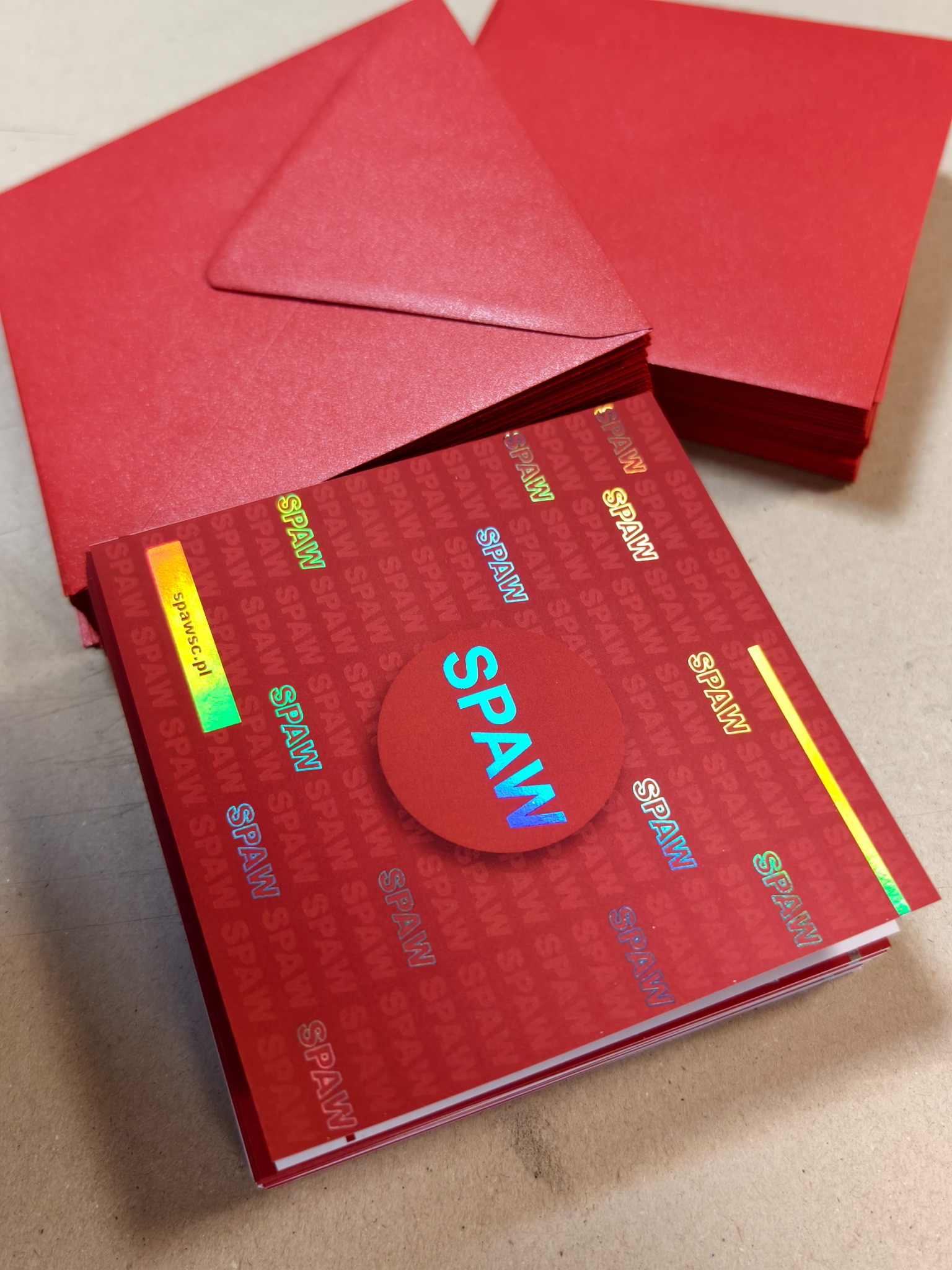 Koperty i kartki okolicznościowe uszlachetniane folią soft oraz wybrane elementy folią HOLO.