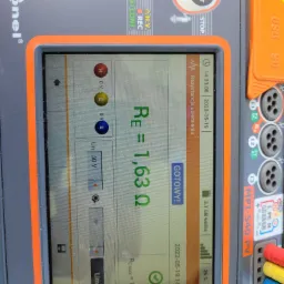 Miernik Sonel MPI-540-PV wyświetlający wynik pomiaru rezystancji uziemienia 1,63 Ω, z podłączonymi przewodami pomiarowymi.