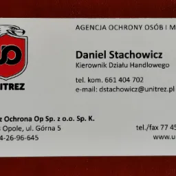 Wizytówka firmy Unitrez Ochrona z Opola, specjalizującej się w ochronie osób i mienia, z logo przedstawiającym stylizowanego orła nad tarczą z literą U, oraz danymi kontaktowymi.