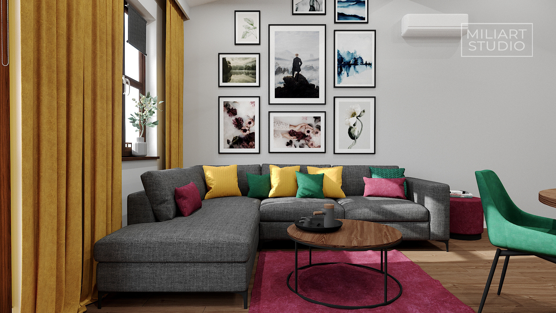 Szary narożnik z kolorowymi poduszkami (żółte, zielone, różowe) na tle ściany z galerią obrazów, okno z zasłonami w kolorze musztardowym, okrągły stolik kawowy i zielone krzesło.
