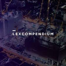 Logo firmy Lexcompendium na rozmytym tle nocnego miasta z budową, widoczne dźwigi.