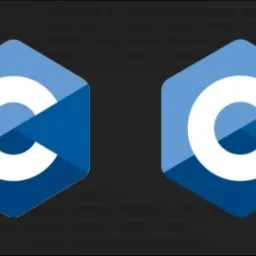 Dwa logotypy języków programowania C i C++ w odcieniach niebieskiego, umieszczone obok siebie na ciemnoszarym tle.