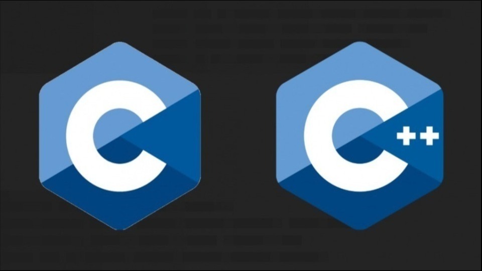 Dwa logotypy języków programowania C i C++ w odcieniach niebieskiego, umieszczone obok siebie na ciemnoszarym tle.