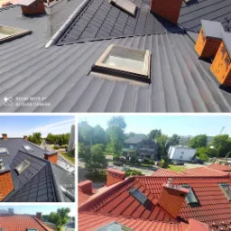 Widok z góry na dwa dachy z dachówką, jeden w kolorze grafitowym z ceglanymi kominami i oknami dachowymi, drugi w kolorze czerwonym, również z ceglanymi kominami i oknami dachowymi, w tle zabudowa...