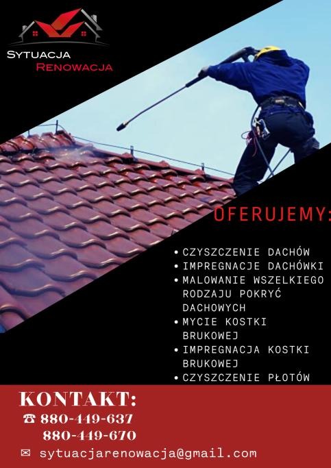 Pracownik w uprzęży, z lancą ciśnieniową, czyści czerwoną dachówkę z zabrudzeń, widoczne logo firmy i oferta usług na grafice.