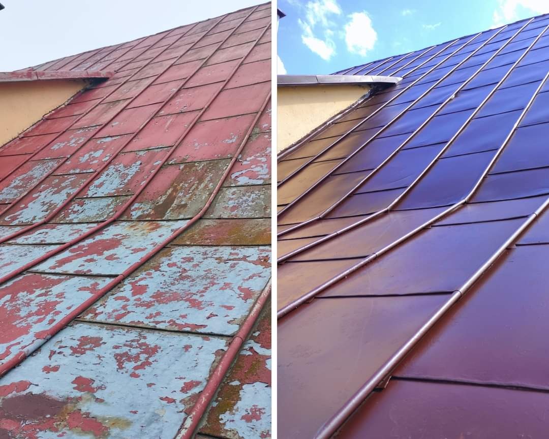 Porównanie stanu dachu przed i po renowacji: po lewej stronie dach z łuszczącą się starą farbą, po prawej świeżo pomalowany dach w kolorze bordowym, z widocznym połyskiem.