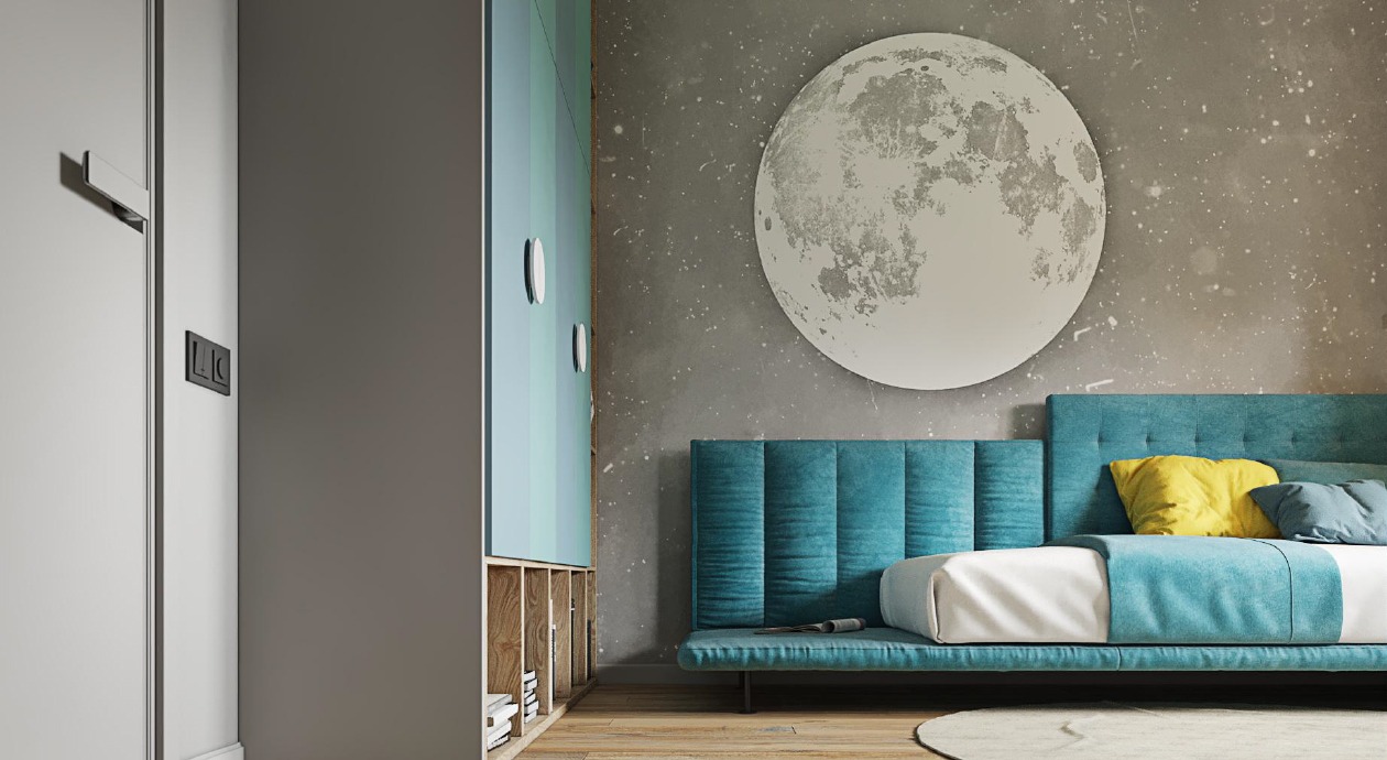 Nowoczesna sypialnia z turkusowym łóżkiem, okrągłym dywanem i dekoracją ścienną w kształcie księżyca na tle ściany imitującej kosmos.