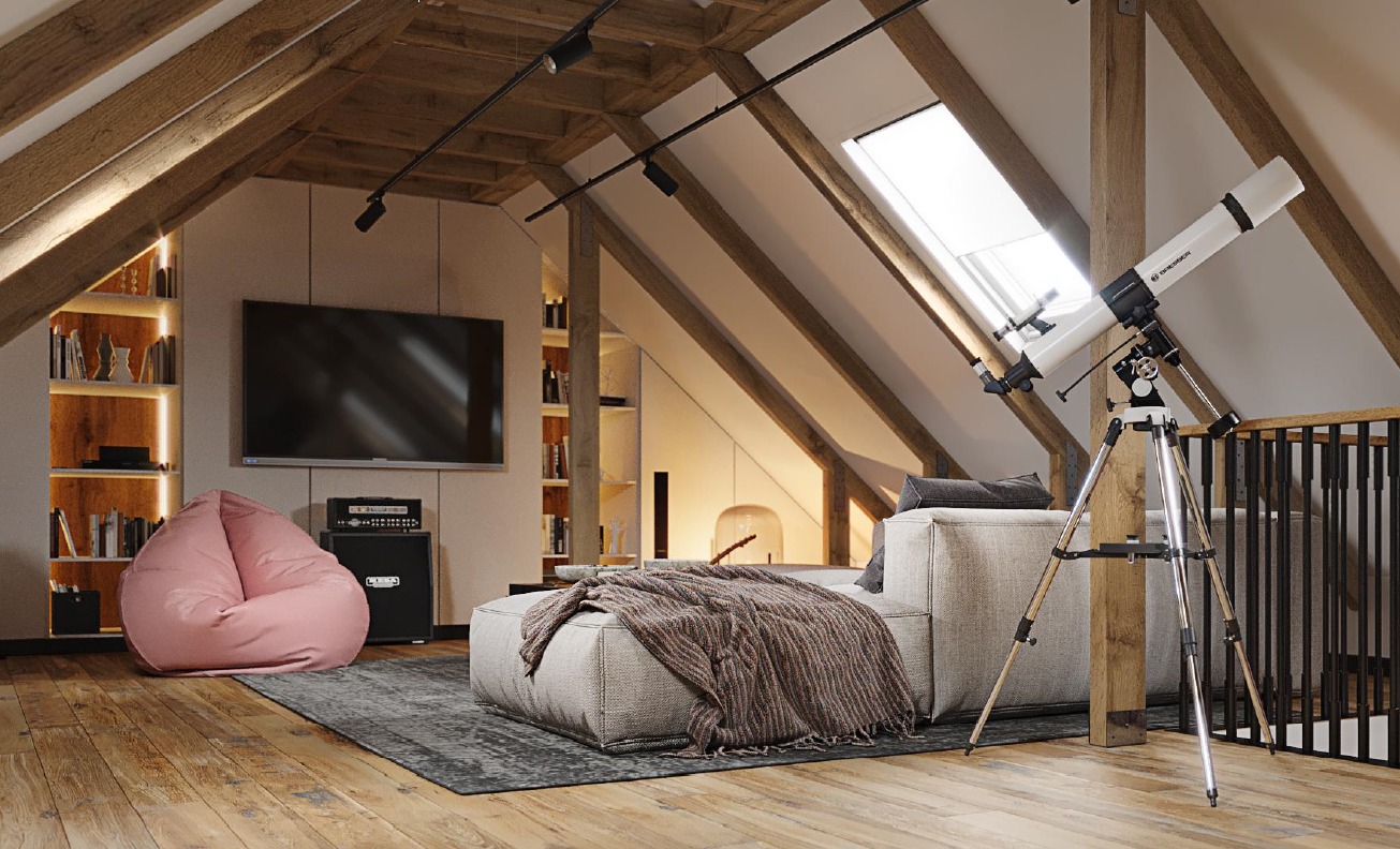 Jasne poddasze z drewnianą konstrukcją dachu, sofa z pledem, różowy puf, teleskop na trójnogu i regały z książkami podświetlone od wewnątrz.