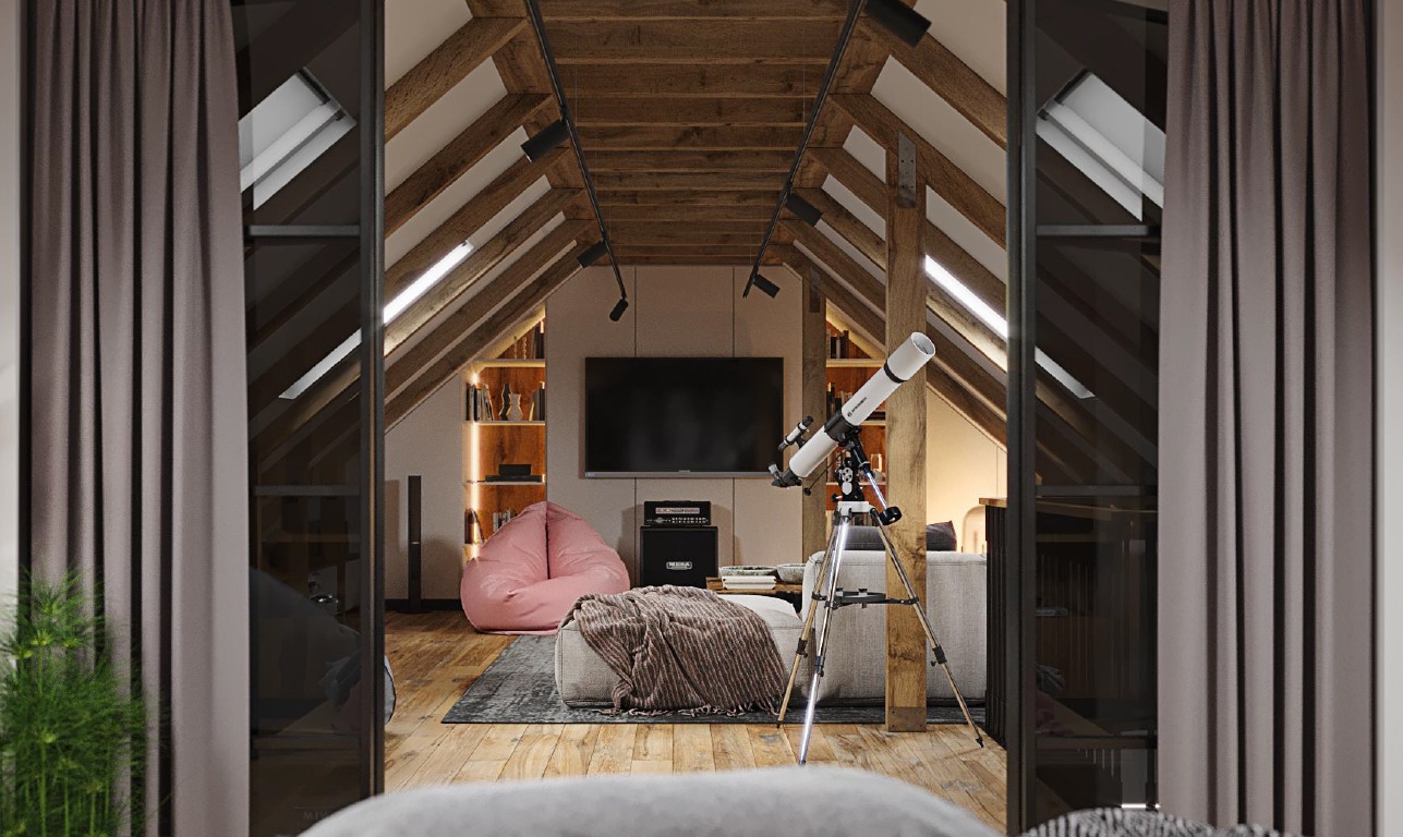 Aranżacja poddasza z drewnianą konstrukcją dachu, teleskopem, telewizorem, regałami z podświetleniem i workiem sako w kolorze różowym, widok zza zasłon.