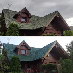 Porównanie stanu dachu przed i po renowacji: górna część zdjęcia ukazuje zabrudzony, zielony dach, natomiast dolna prezentuje ten sam dach po czyszczeniu, z intensywniejszym odcieniem zieleni...