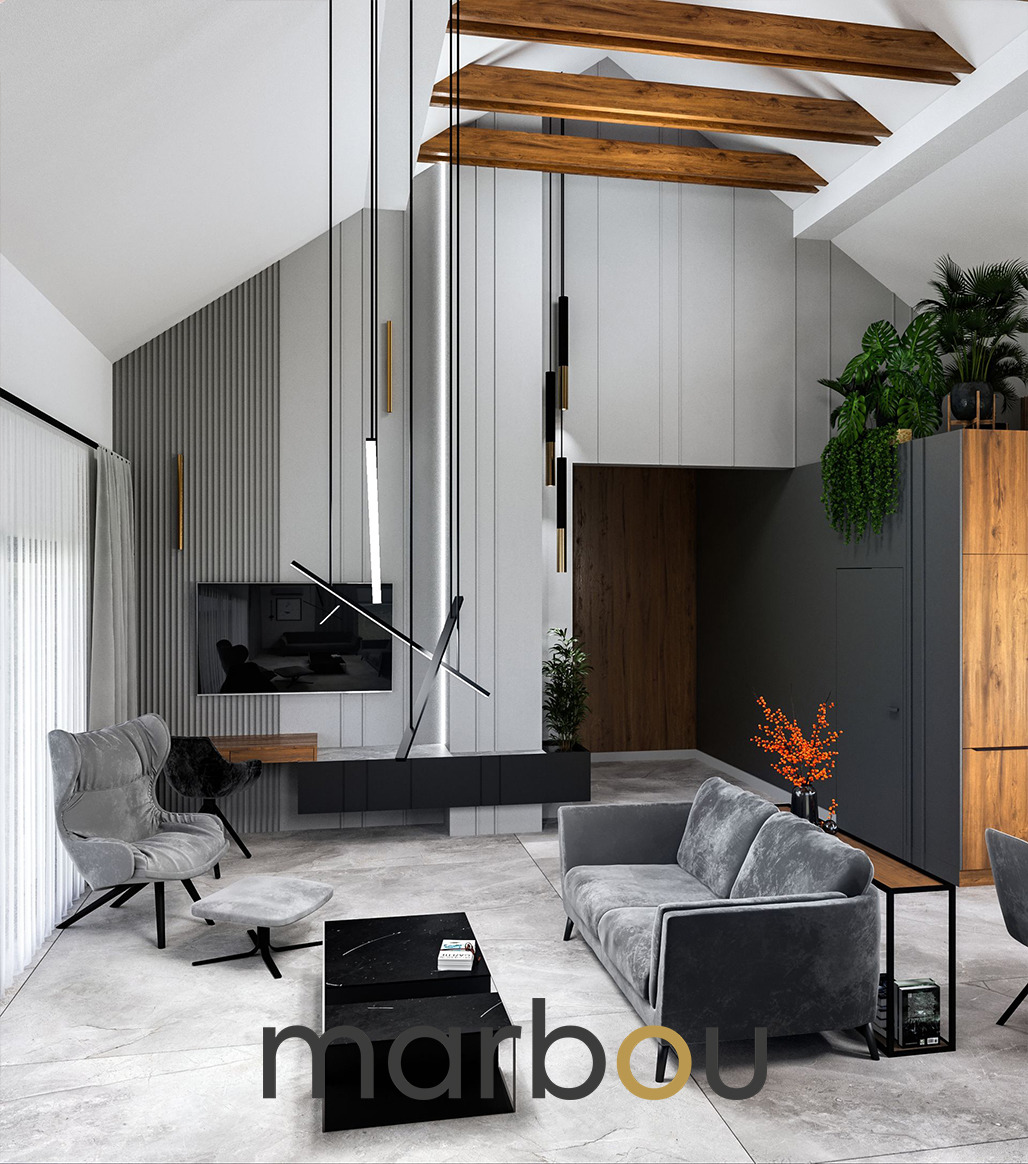 Nowoczesny salon z wysokim stropem, drewnianymi belkami, szarą sofą, fotelem typu uszak i minimalistycznym oświetleniem wiszącym.