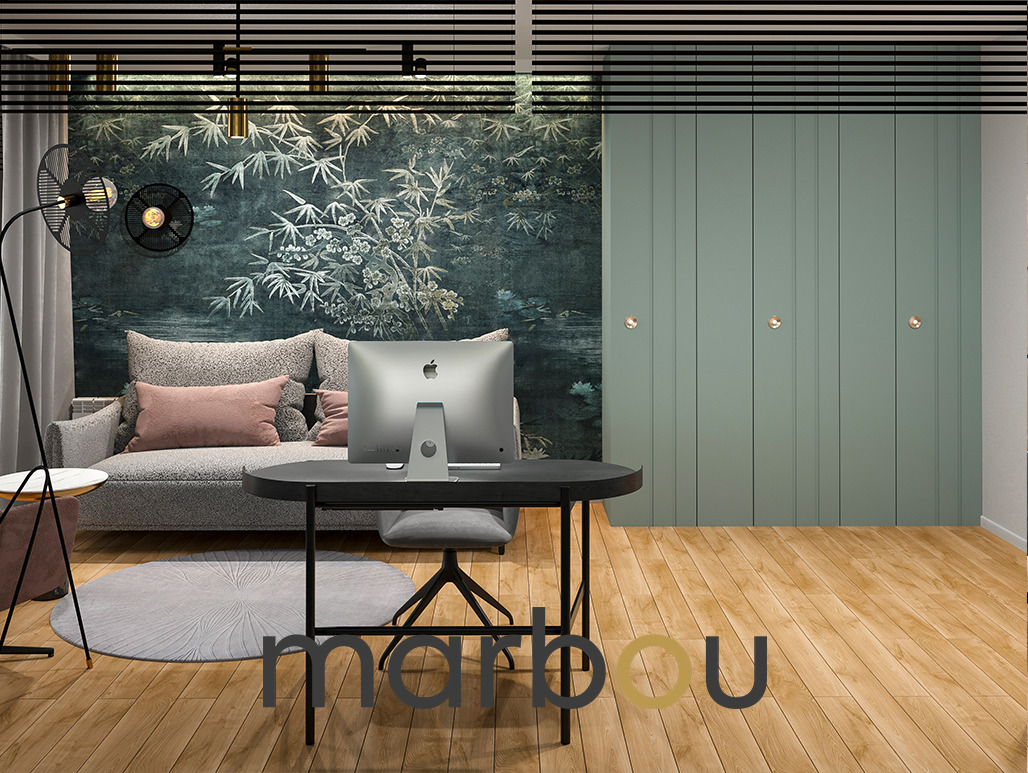 Wizualizacja gabinetu z biurkiem, komputerem iMac, sofą i ścianą z motywem roślinnym; podłoga drewniana, szafa w kolorze pastelowej zieleni.