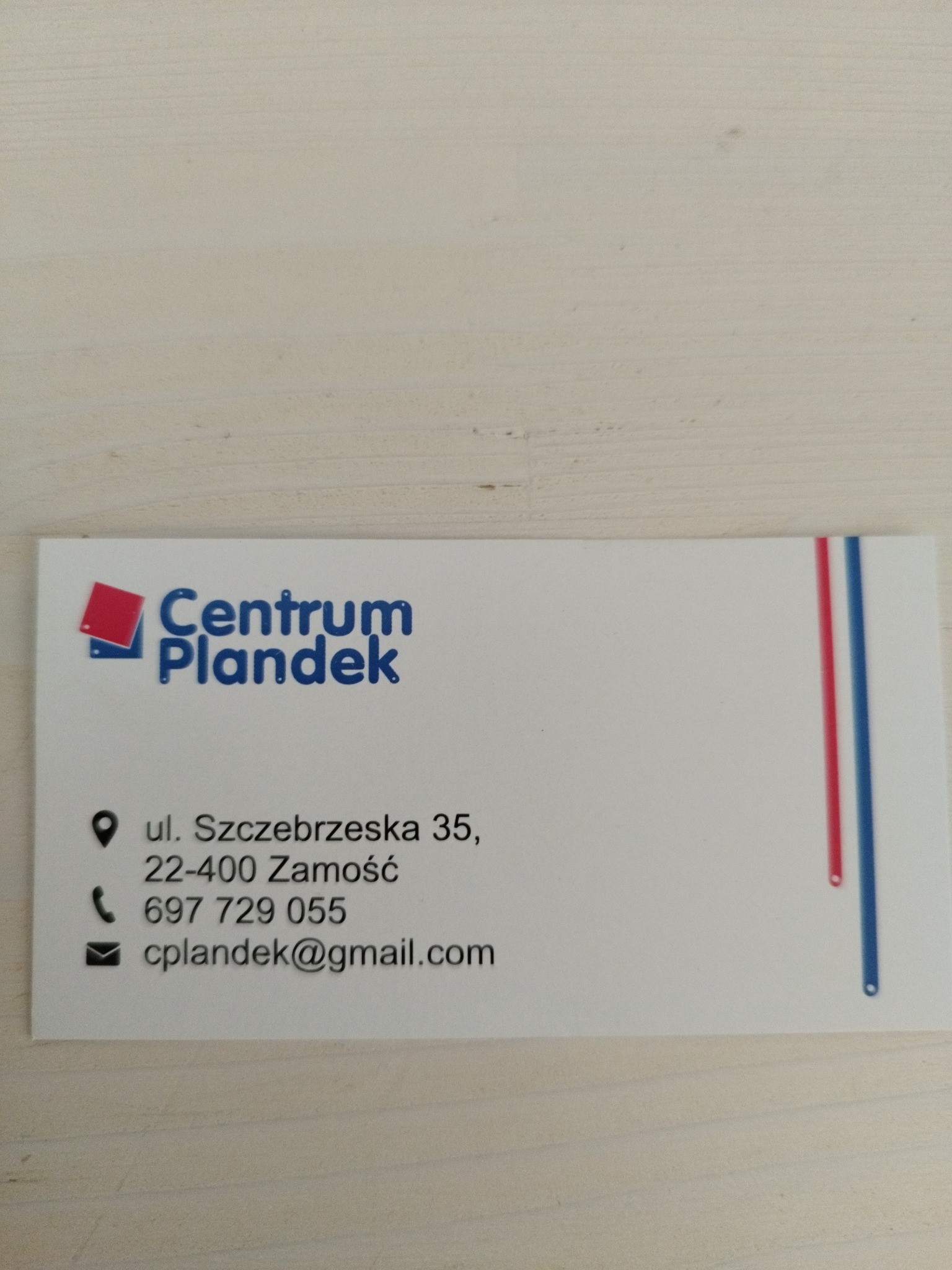 Wizytówka firmy Centrum Plandek z adresem, numerem telefonu i adresem e-mail na jasnym tle.