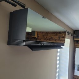 PM Serwis (mastair.pl) - Nowoczesny klimatyzator LG Artcool AI Mirror na ścianie, z lustrzanym panelem i otwartą klapą. Widoczne odbicie wnętrza pokoju. Minimalistyczny design.