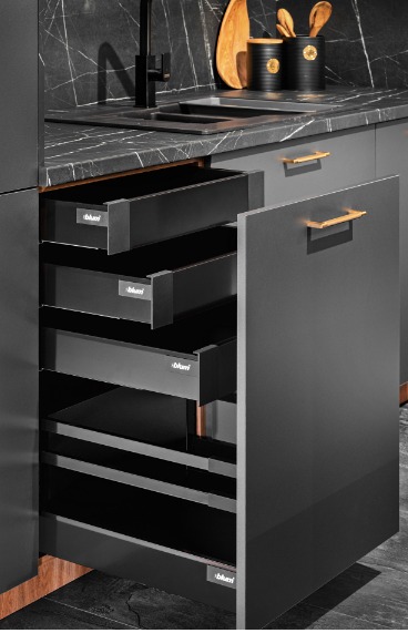 Nowoczesna, grafitowa szafka kuchenna z wysuwanymi szufladami Blum, złote uchwyty, marmurowy blat i czarna armatura. Minimalistyczny design, oświetlenie LED wewnątrz.