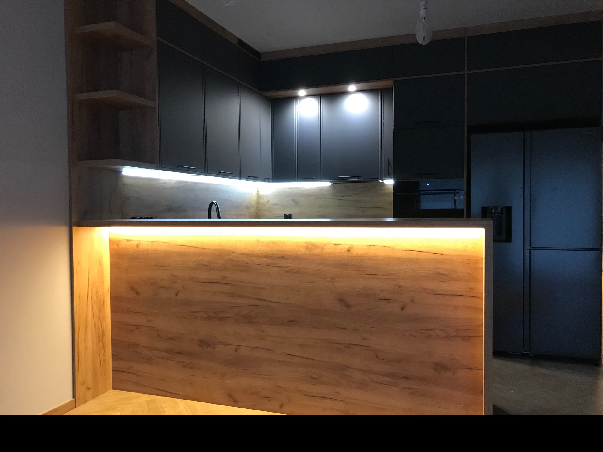 Kuchnia z frontami akrylowymi i złoconym blatem koloru dębowego, oraz popisowym oświetleniem led 🤩 1/1