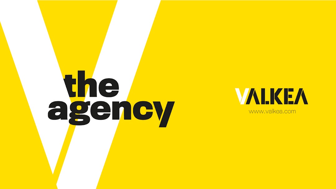 Żółto-białe tło z czarnym napisem 'the agency' po lewej i logo 'VALKEA' z adresem strony po prawej.
