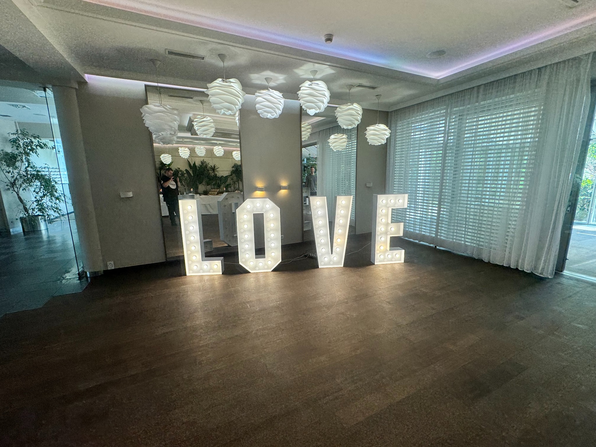 W ofercie również możliwość wynajmu napisu LOVE