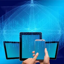 Dwa tablety i smartfon w dłoni, wyświetlające cyfrowy kod binarny na niebieskim tle, sugerujące aplikacje mobilne i bezpieczeństwo danych.