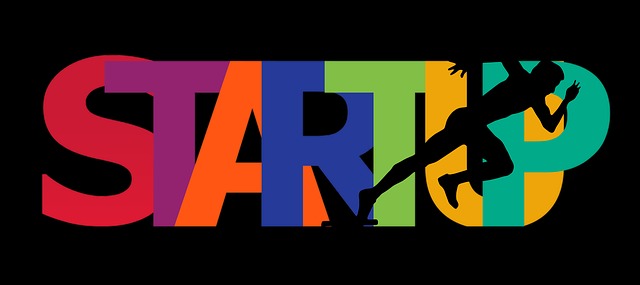 Sylwetka biegacza wkomponowana w wielobarwny napis STARTUP na czarnym tle.