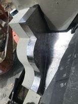 Szczegółowe ujęcie nowej, metalowej obróbki blacharskiej dachu, z widocznymi łączeniami i elementami mocującymi, wykonanej w nowoczesnym stylu.