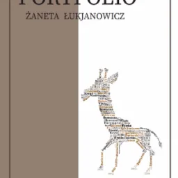 Okładka portfolio graficznego Żanety Łukjanowicz z ilustracją żyrafy utworzonej ze słów związanych ze zwierzętami i safari, z danymi kontaktowymi na dole.