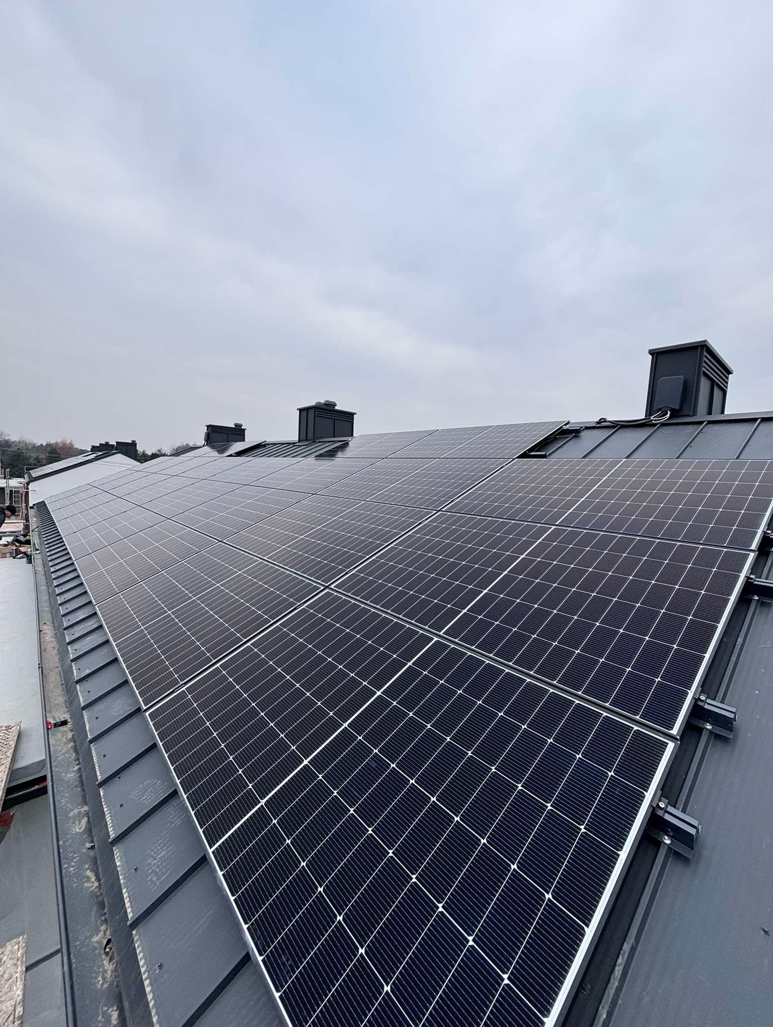 wykonanie instalacji fotowoltaicznej, montaż paneli na czterech budynkach mieszkaniowych o łącznej mocy 50kV