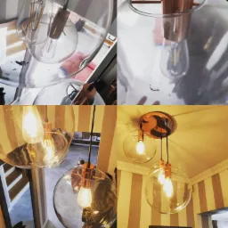 Montaż nowoczesnej lampy wiszącej z trzema szklanymi kloszami i miedzianymi elementami, widok z różnych perspektyw, wnętrze z tapetą w pasy.