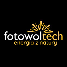 Logo firmy Fotowoltech z hasłem 'energia z natury' na czarnym tle, stylizowane słońce nad napisem.
