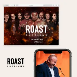 Ekran komputera wyświetla plakat wydarzenia 'Roast Pudziana' z datą 3 kwietnia 2022, obok znajduje się telefon z podobnym zdjęciem Pudzianowskiego podczas przemówienia.