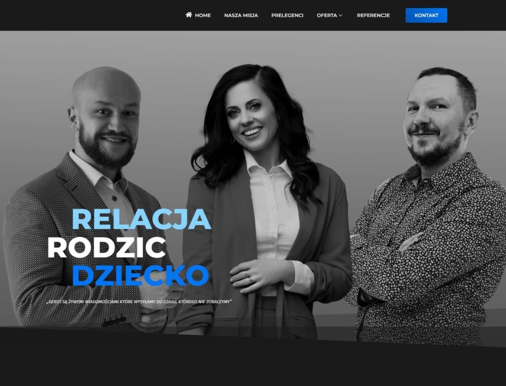 Strona internetowa z trzema osobami uśmiechającymi się do kamery, z nagłówkiem 'Relacja Rodzic Dziecko' i menu nawigacyjnym u góry.