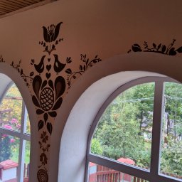 Malowanie przestrzeni  między  oknami na ganku wiejskiego domku, wrzesień  2022