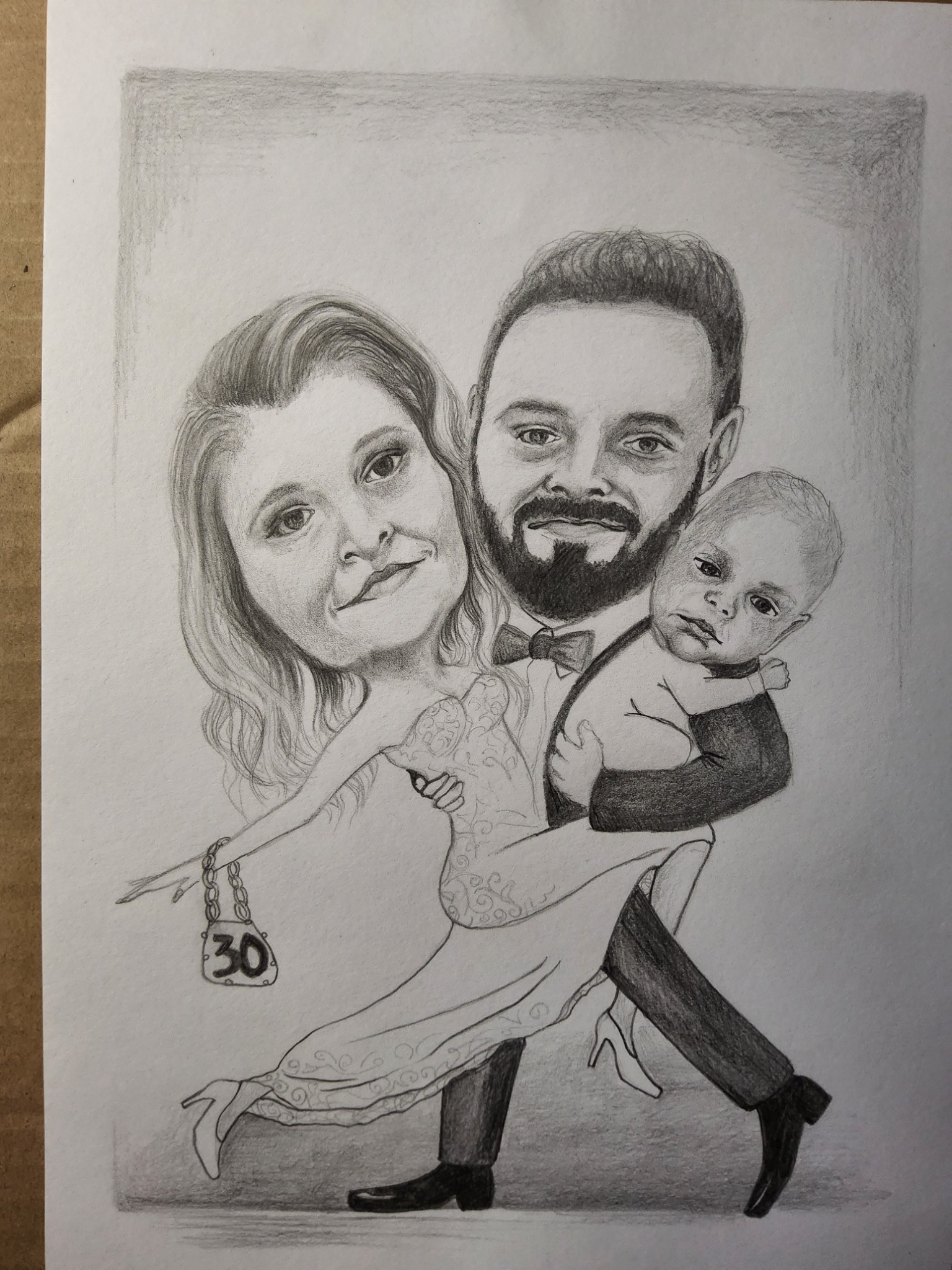 Ręcznie rysowany ołówkiem portret rodziny: kobieta w sukni, mężczyzna trzymający dziecko, z akcentem na okrągłą torebkę z numerem 30.