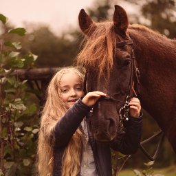 portret dziewczynki z koniem