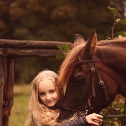 Portret dziewczynki z koniem