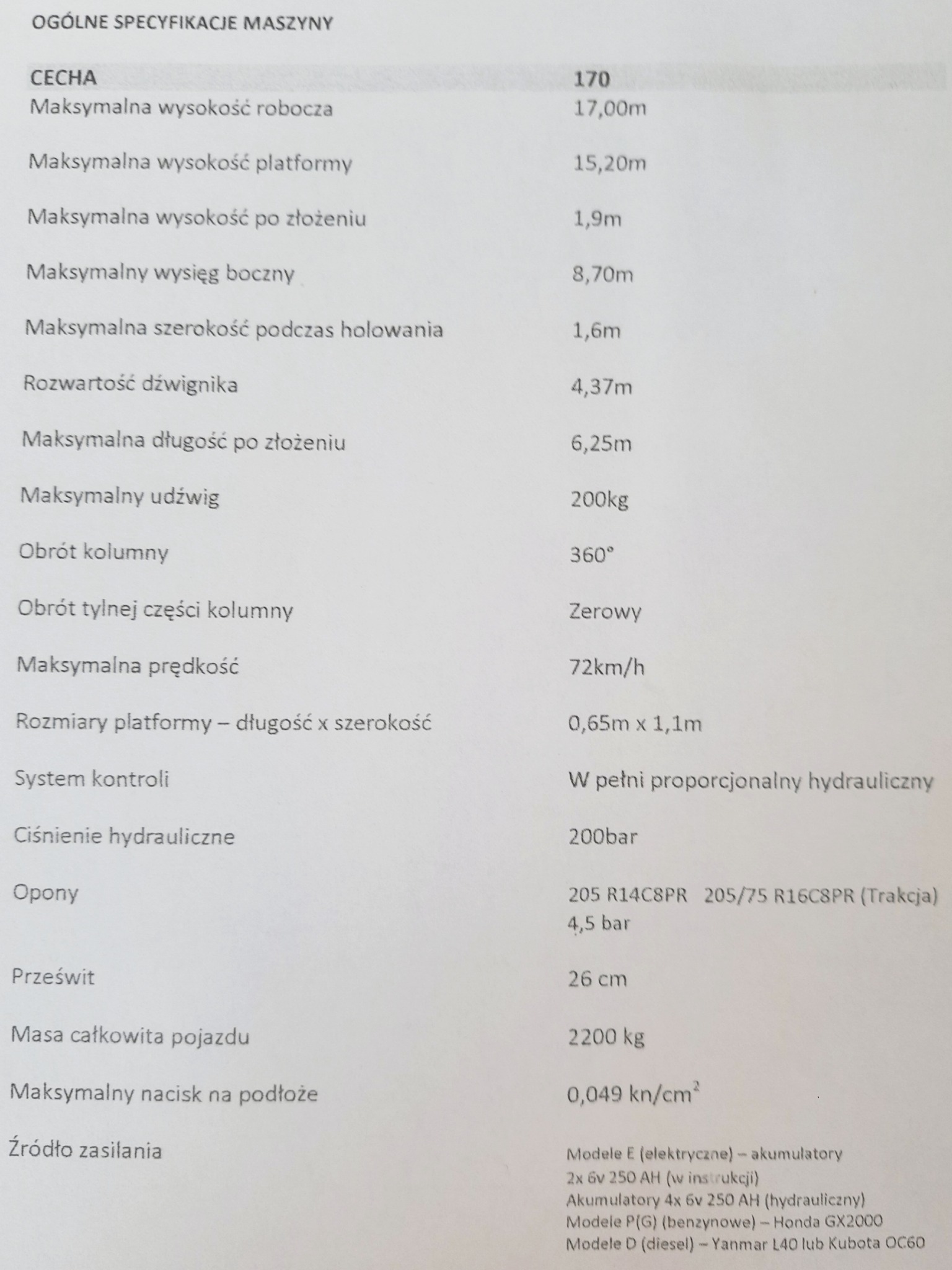 Specyfikacja techniczna maszyny budowlanej, tabela z danymi dotyczącymi wysokości roboczej, udźwigu, prędkości i wymiarów, w tym informacje o systemie kontroli i źródle zasilania.