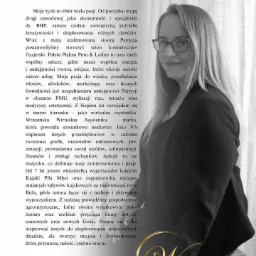 Portret kobiety w okularach, z tekstem opisującym jej działalność zawodową jako wirtualnej asystentki, grafika, marketing i inne usługi dla firm, oraz logo firmy i kod QR w dolnej części zdjęcia.