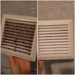 Porównanie stanu kratki wentylacyjnej przed i po czyszczeniu, widoczne nagromadzenie kurzu i brudu w kratce po lewej stronie oraz czysta kratka po prawej stronie na tle płytek ceramicznych.