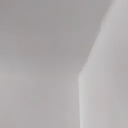 Pomalowany na biało róg pokoju, widok na połączenie ściany i sufitu, świeża farba.