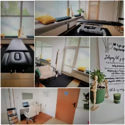 Wnętrze gabinetu z profesjonalnym stołem do masażu, oknem z widokiem na zieleń, modelem kręgosłupa na parapecie, drewnianymi figurkami i plakatem z napisem 'W tym gabinecie fizjoterapii'.