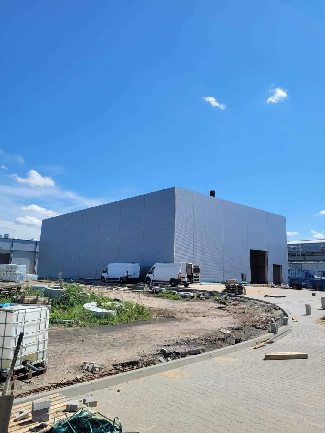 Montaż płyt warstwowych na hali magazynowej