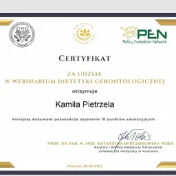 Skan certyfikatu za udział w webinarze dietetyki gerontologicznej, wystawiony na Kamilę Pietrzela, z pieczęciami i podpisem PROF. DR HAB. N. MED. Katarzyny Wieczorowskiej-Tobis z Katedry i Kliniki...