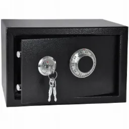 Otwarty, czarny sejf z zamkiem szyfrowym i kluczem w zamku, widoczne trzy klucze na kółku.