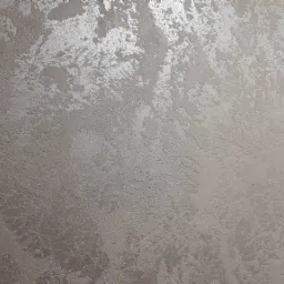 Dekoracyjna ściana z efektem stiuku w odcieniach beżu i srebra, z wyraźną fakturą i subtelnym połyskiem.