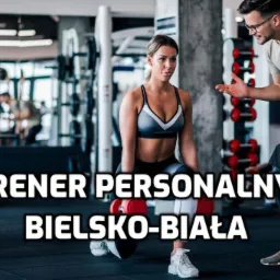 Kobieta w sportowym stroju wykonuje przysiad z czerwonymi hantlami w siłowni, instruktor obserwuje i koryguje postawę.