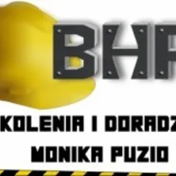 Żółty kask budowlany z nałożonym napisem 'BHP' w szarym kolorze, poniżej napis 'SZKOLENIA I DORADZTWO' oraz imię i nazwisko 'MONIKA PUZIO', całość na białym tle z żółto-czarnym pasem ostrzegawczym...