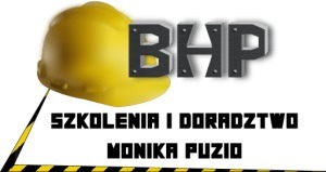 Żółty kask budowlany z nałożonym napisem 'BHP' w szarym kolorze, poniżej napis 'SZKOLENIA I DORADZTWO' oraz imię i nazwisko 'MONIKA PUZIO', całość na białym tle z żółto-czarnym pasem ostrzegawczym...