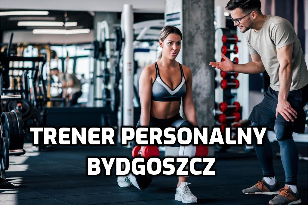 Kobieta w sportowym stroju ćwiczy przysiady z czerwonymi hantlami w siłowni, instruktor w okularach obserwuje i udziela wskazówek.