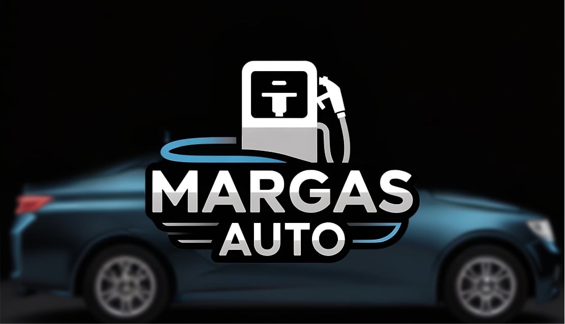 Logo 'MARGAS AUTO' z dystrybutorem paliwa na tle rozmytego, niebieskiego samochodu. Ciemne tło. Grafika w stylu flat design.